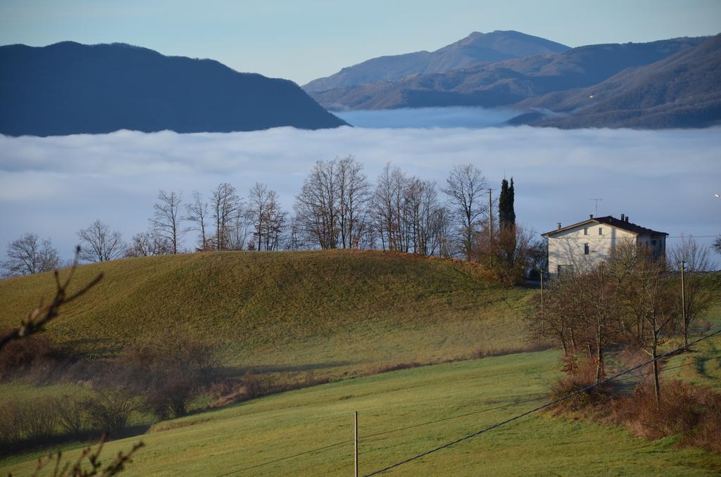 Casale Sambuceto Bed & Breakfast Compiano Exterior photo