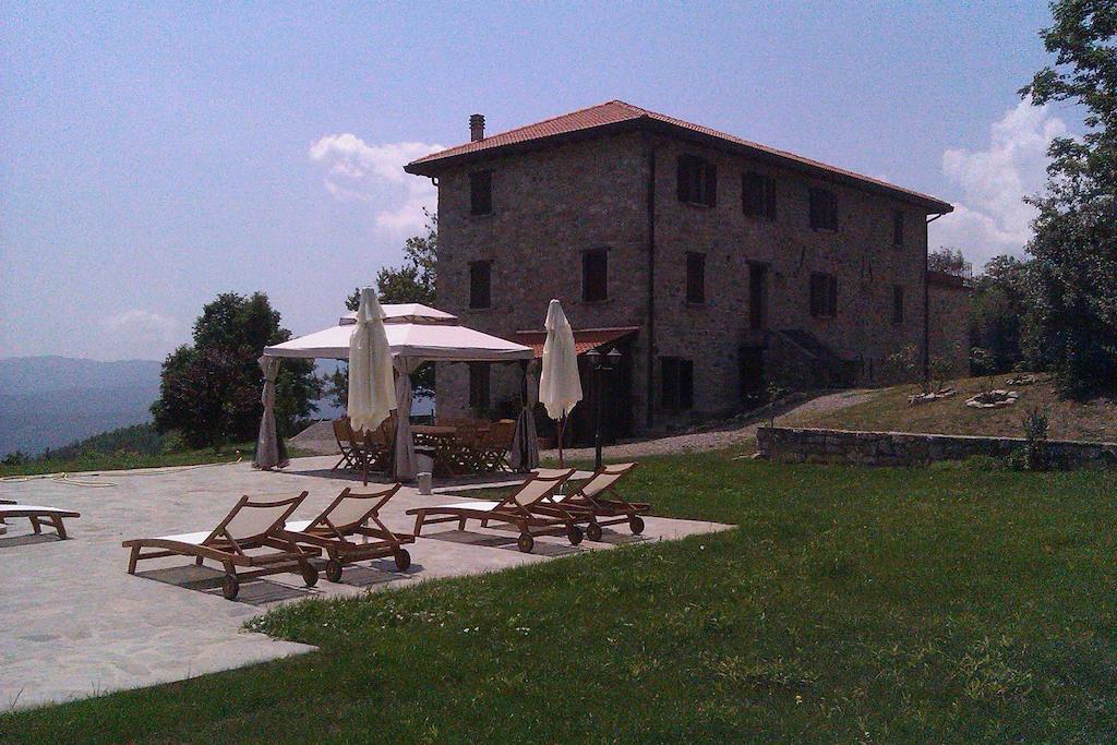 Casale Sambuceto Bed & Breakfast Compiano Exterior photo