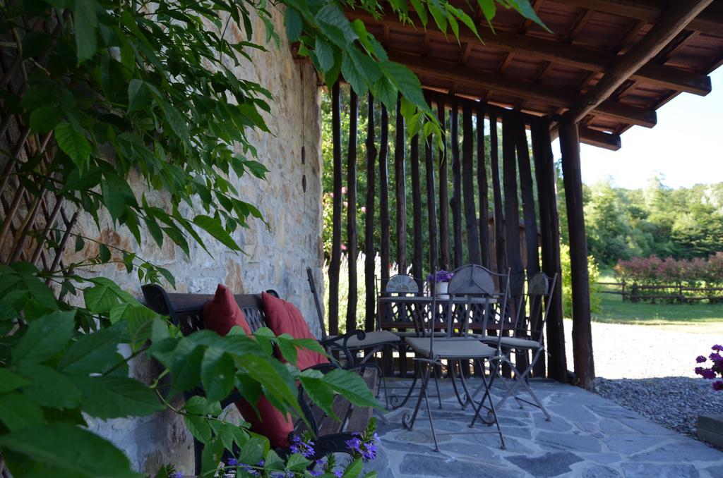 Casale Sambuceto Bed & Breakfast Compiano Exterior photo