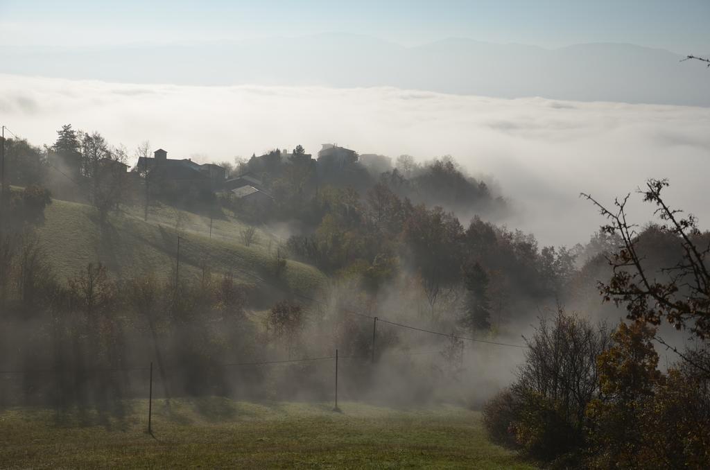 Casale Sambuceto Bed & Breakfast Compiano Exterior photo